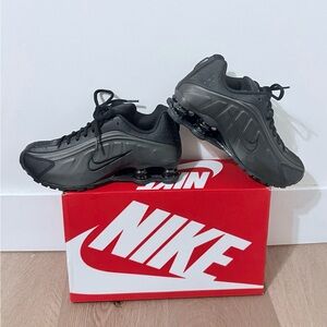 Nike Shox R4 Black Bright Crimson GS Size 6Y | Women’s 7.5 Brand New